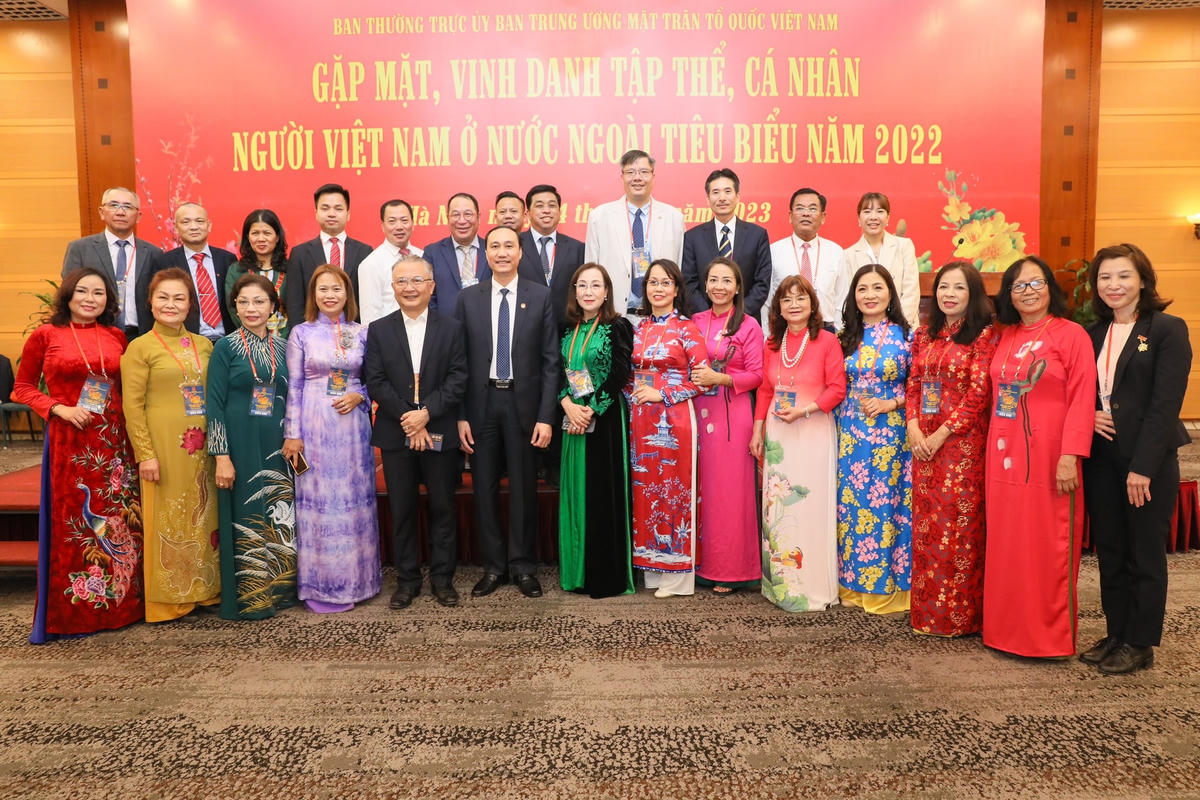 Phó Chủ tịch Phùng Khánh Tài chụp ảnh lưu niệm với các kiều bào tiêu biểu năm 2022.