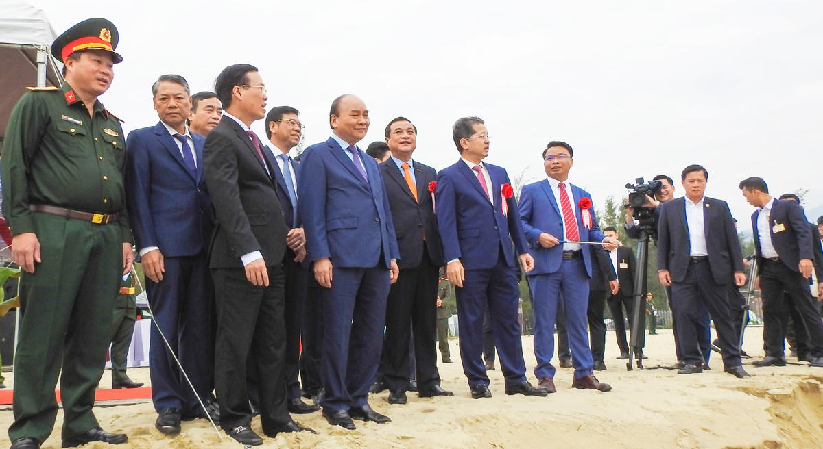 Chủ tịch nước Nguyễn Xuân Phúc; Thường trực Ban Bí thư Võ Văn Thưởng thị sát hiện trường dự án Cảng Liên Chiểu. Ảnh: Thanh Tùng.