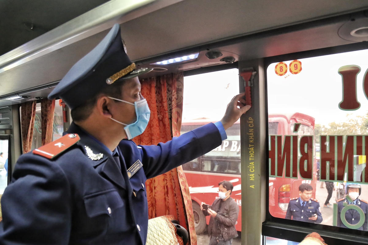 Thanh tra giao thông kiểm tra bến xe dịp cận Tết
