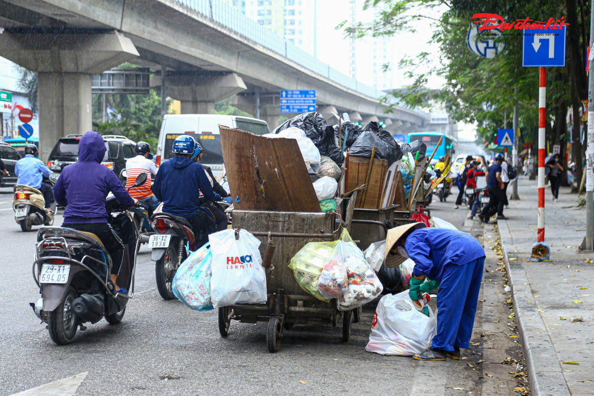 Ông Tạ Đức Giang, Phó Chánh Văn phòng Ban ATGT TP Hà Nội cho rằng, những xe gom rác hiện nay tại nhiều vị trí được sắp xếp chưa hợp lý. “Các tuyến đường để phục vụ giao thông, không phải là nơi để cho xe rác được đặt cố định. Tới đây chúng tôi sẽ đề xuất với UBND thành phố để có giải pháp khắc phục, tạo sự đi lại thuận lợi cho nhân dân”, ông Giang nói.