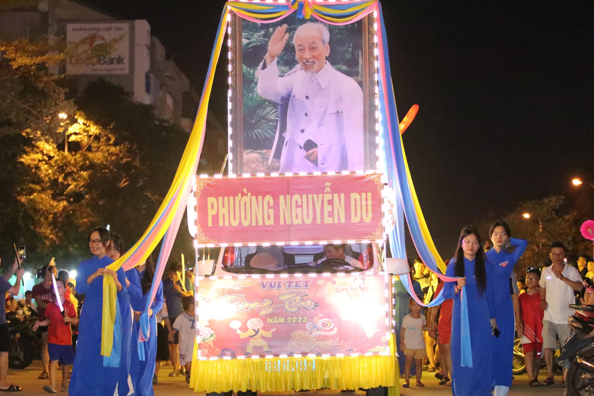  Đoàn rước ảnh Bác Hồ.