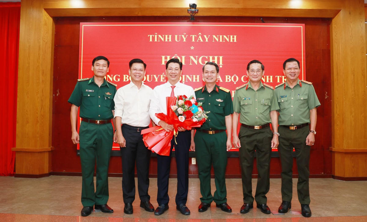 Lực lượng vũ trang tỉnh tặng hoa chúc mừng Bí thư Tỉnh ủy Nguyễn Mạnh Hùng.