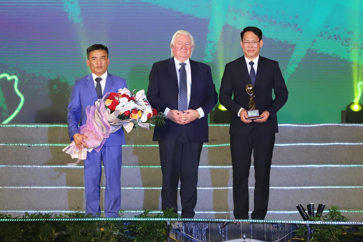 Ông Graham Cooke, nhà sáng lập, Chủ tịch thương hiệu Giải thưởng Du lịch Thế giới World Travel Awards đã trao cúp vinh danh cho Khu du lịch Quốc gia Mộc Châu.
