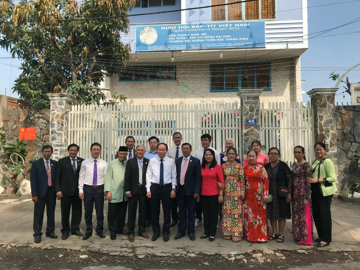 Phó Chủ tịch - Tổng Thư Ký Lê Tiến Châu cùng các thành viên đoàn công tác chụp ảnh lưu niệm với các vị lãnh đạo Giáo hội Báp-tít Việt Nam.