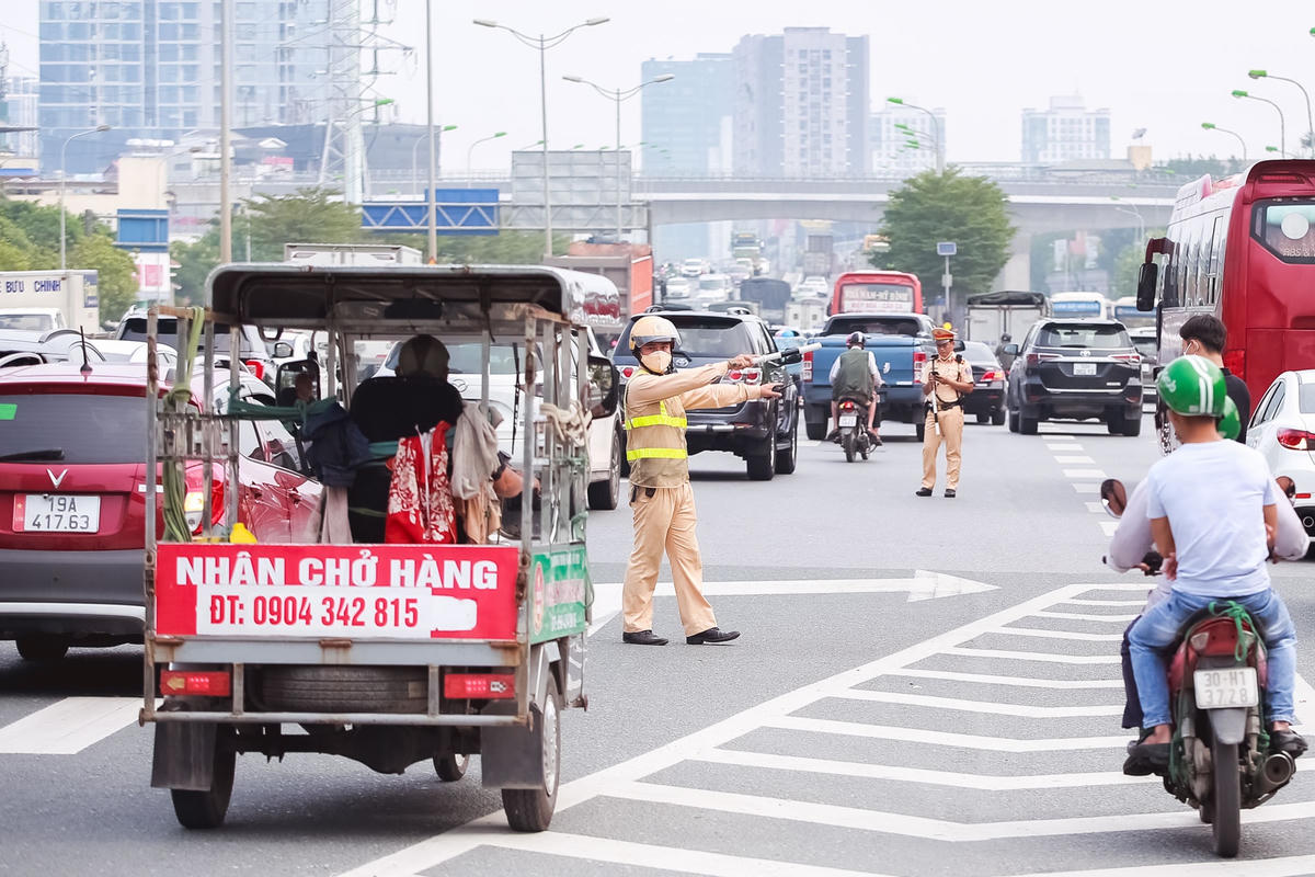 Không chỉ xử phạt xe ô tô, các xe ba gác, xe gắn máy đi vào đường trên cao cũng đều bị lực lượng chức năng xử lý.