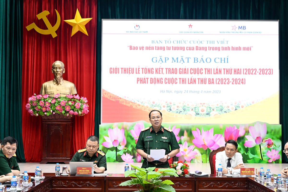 Thiếu tướng Đoàn Xuân Bộ, Tổng biên tập Báo QĐND phát biểu tại buổi lễ.