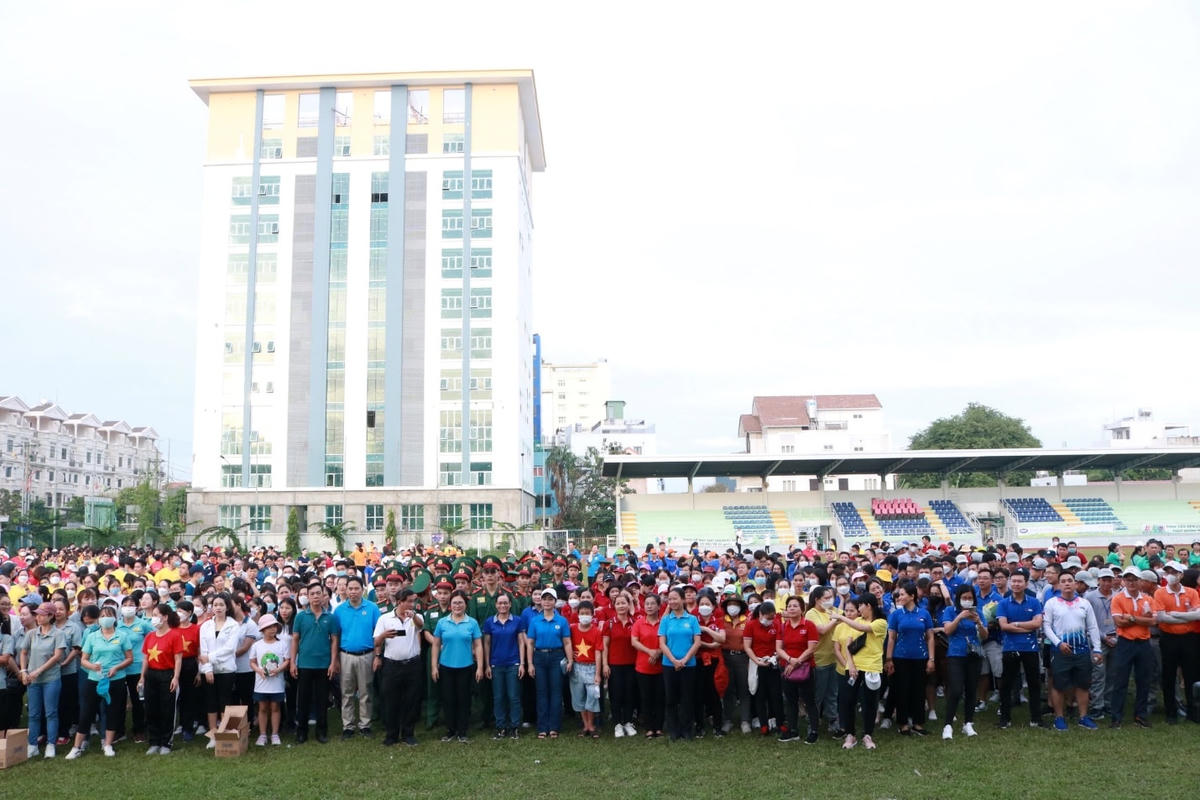 Sự kiện thu hút hàng nghìn người tham gia đi bộ đồng hành.