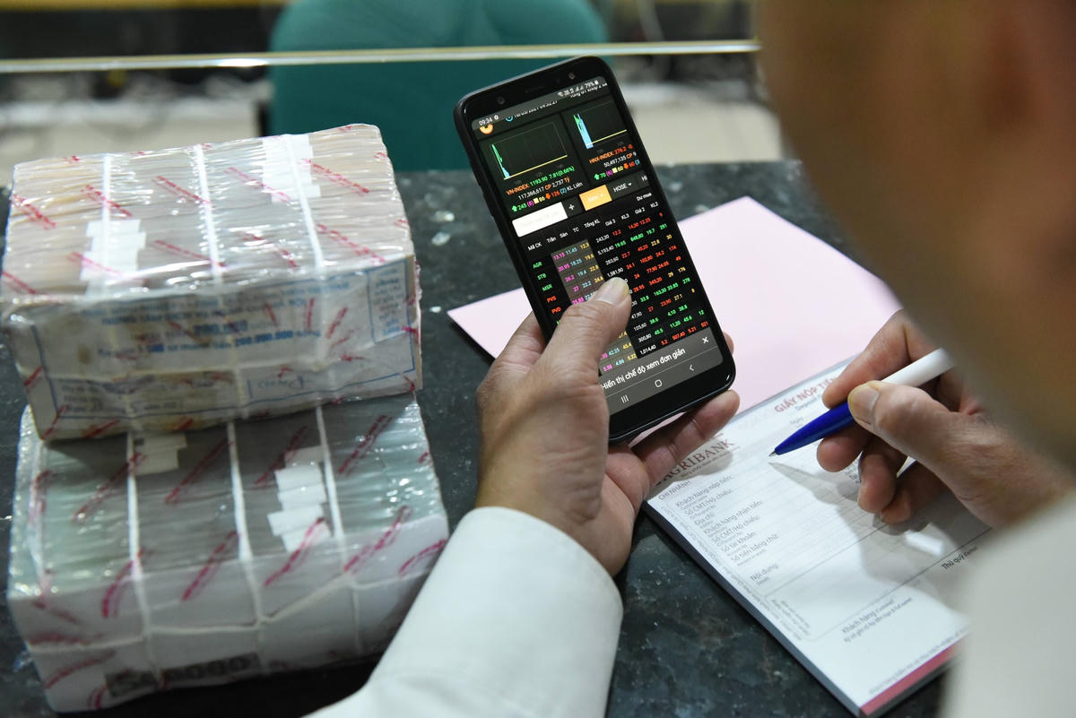 Nhà đầu tư cần trang bị kiến thức tài chính, đề cao cảnh giác để tránh sập bẫy của các đối tượng lừa đảo. Ảnh: Quang Vinh.