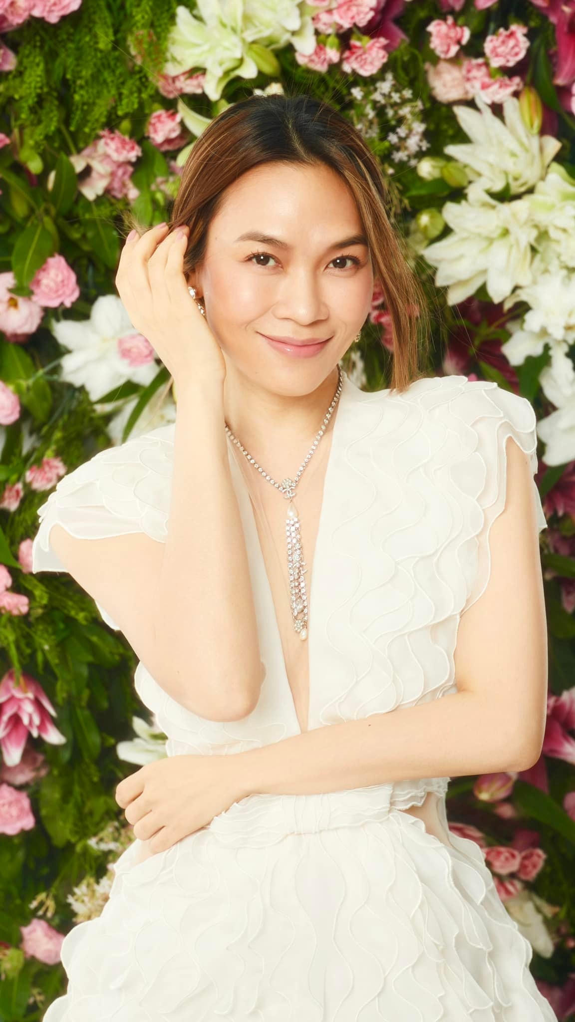 Các sản phẩm cô ra mắt không thua kém bất cứ một ca sĩ trẻ nào.