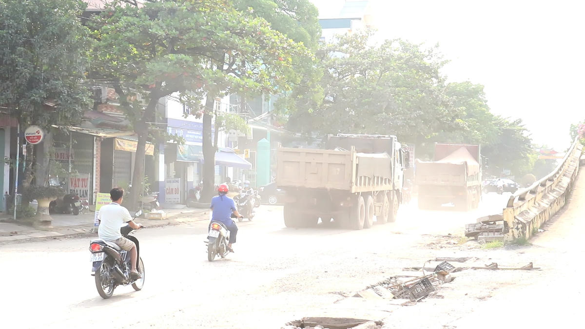 Những cơn bão bụi làm người dân sống dọc ven đường phải khốn khổ.