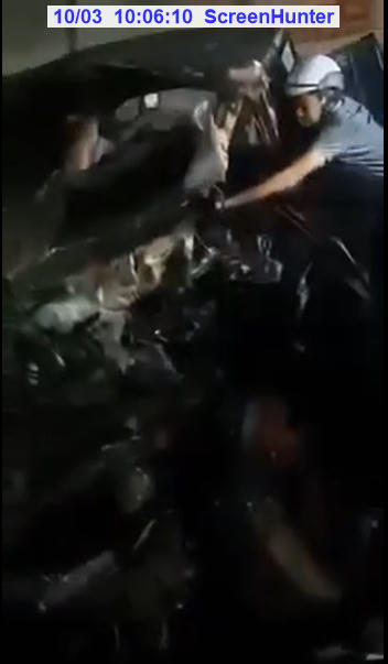 Người tham gia giao thông nỗ lực đưa thi thể lái xe con ra ngoài. Ảnh từ clip do người dân cung cấp.