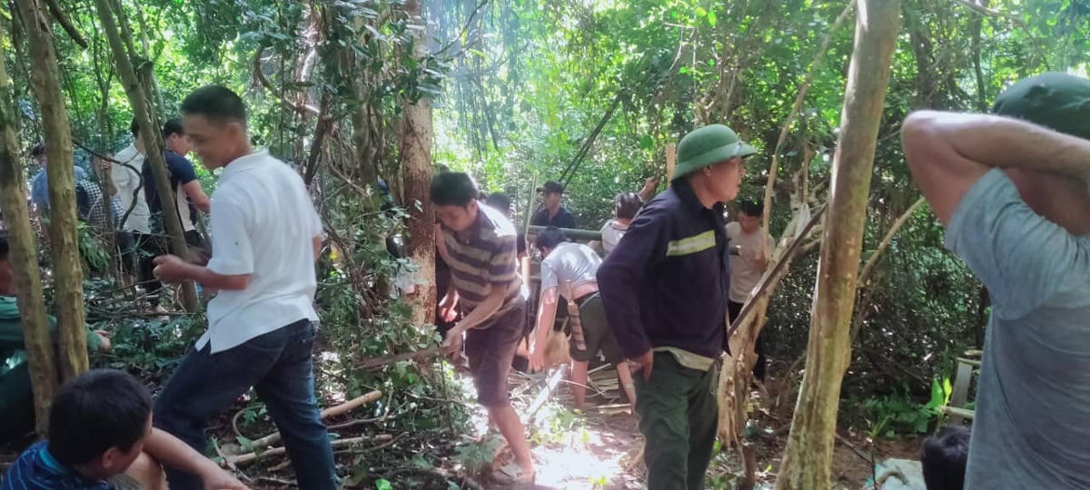 Người dân đưa tang người vợ bị chồng dùng súng tự chế bắn tử vong.