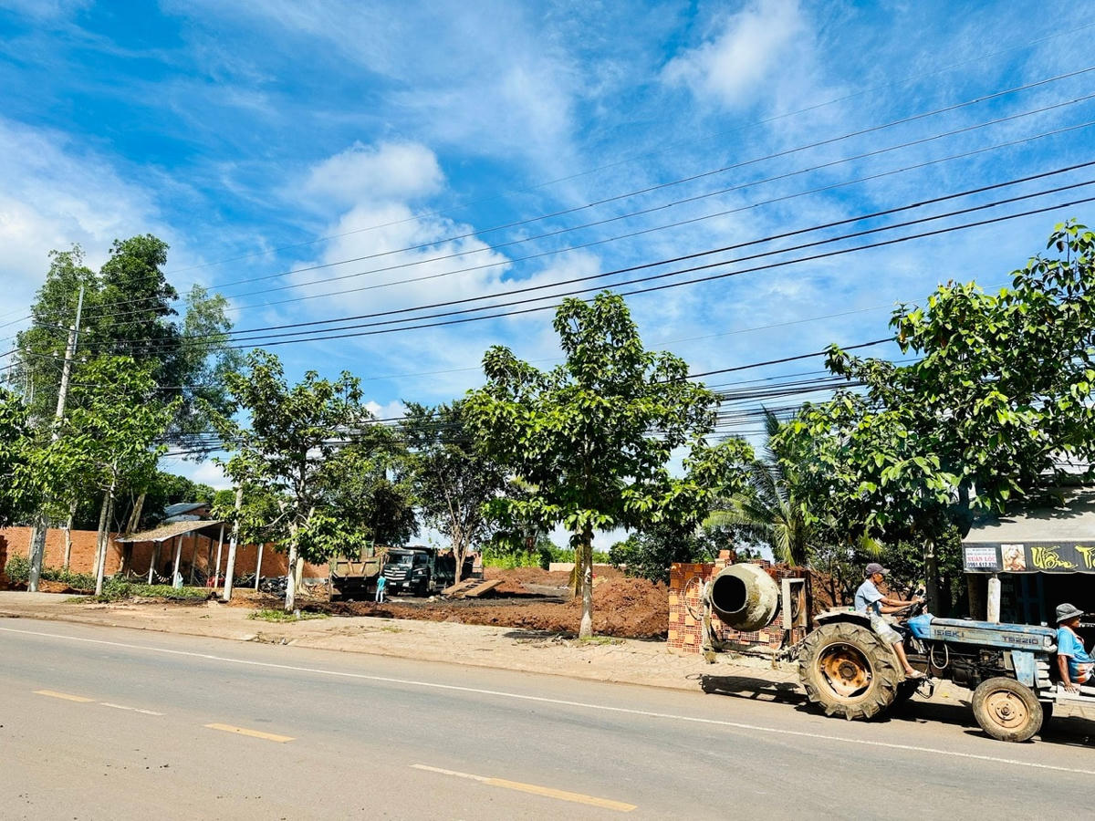 Một địa điểm trên đường DT 765 (xã Suối Cát, huyện Xuân Lộc) có dấu hiệu của việc tập kết đất của các xe chở đất từ dự án cao tốc Phan Thiết - Dầu Giây ra (ảnh chụp sáng 7/7/2023). Ảnh: Mạnh Thìn.