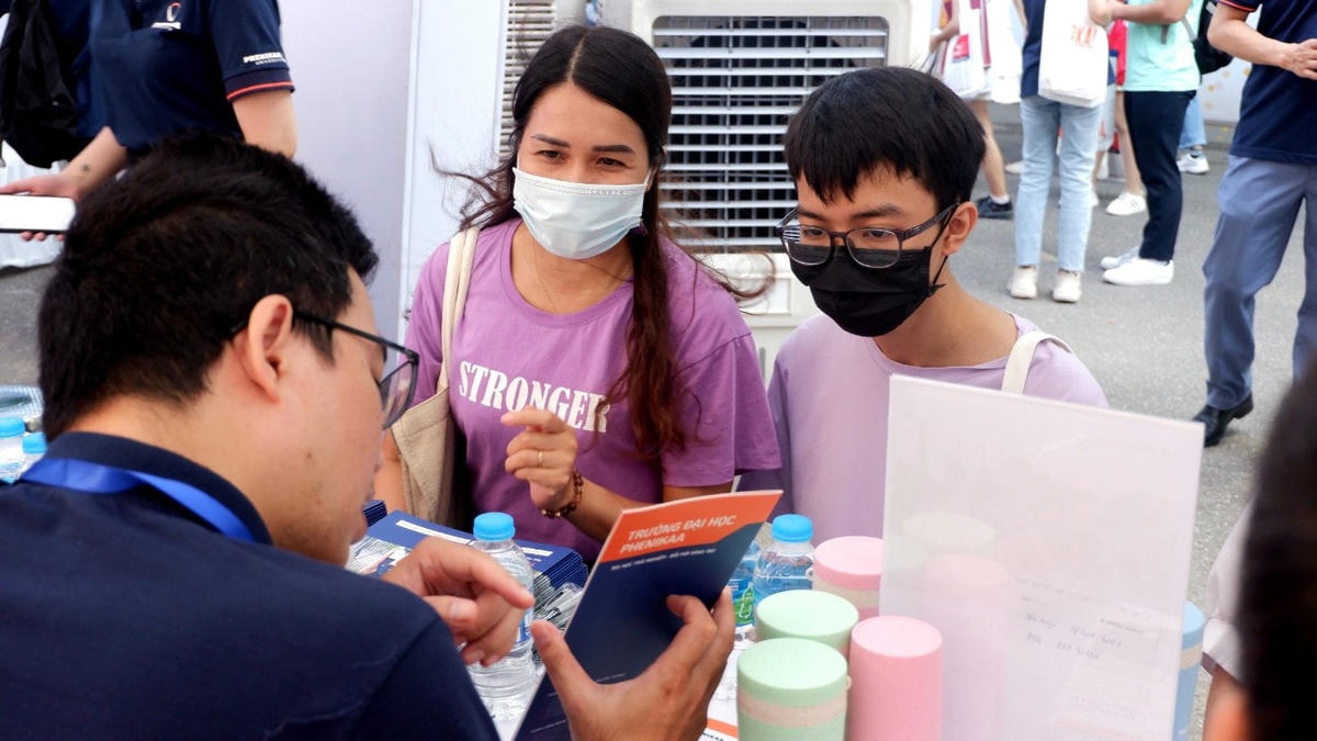 Thí sinh tham gia Ngày hội tư vấn xét tuyển đại học, cao đẳng năm 2022.