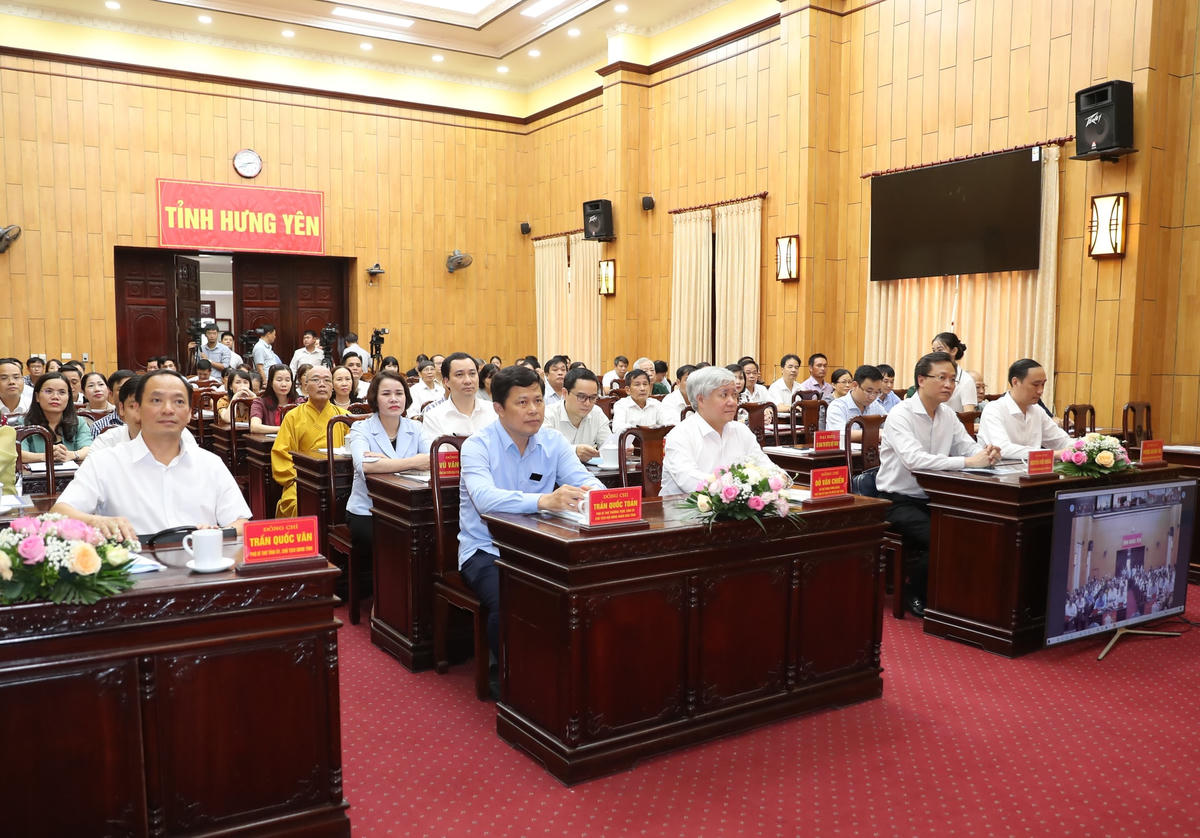 Chủ tịch Đỗ Văn Chiến cùng các đại biểu tham dự Hội nghị.