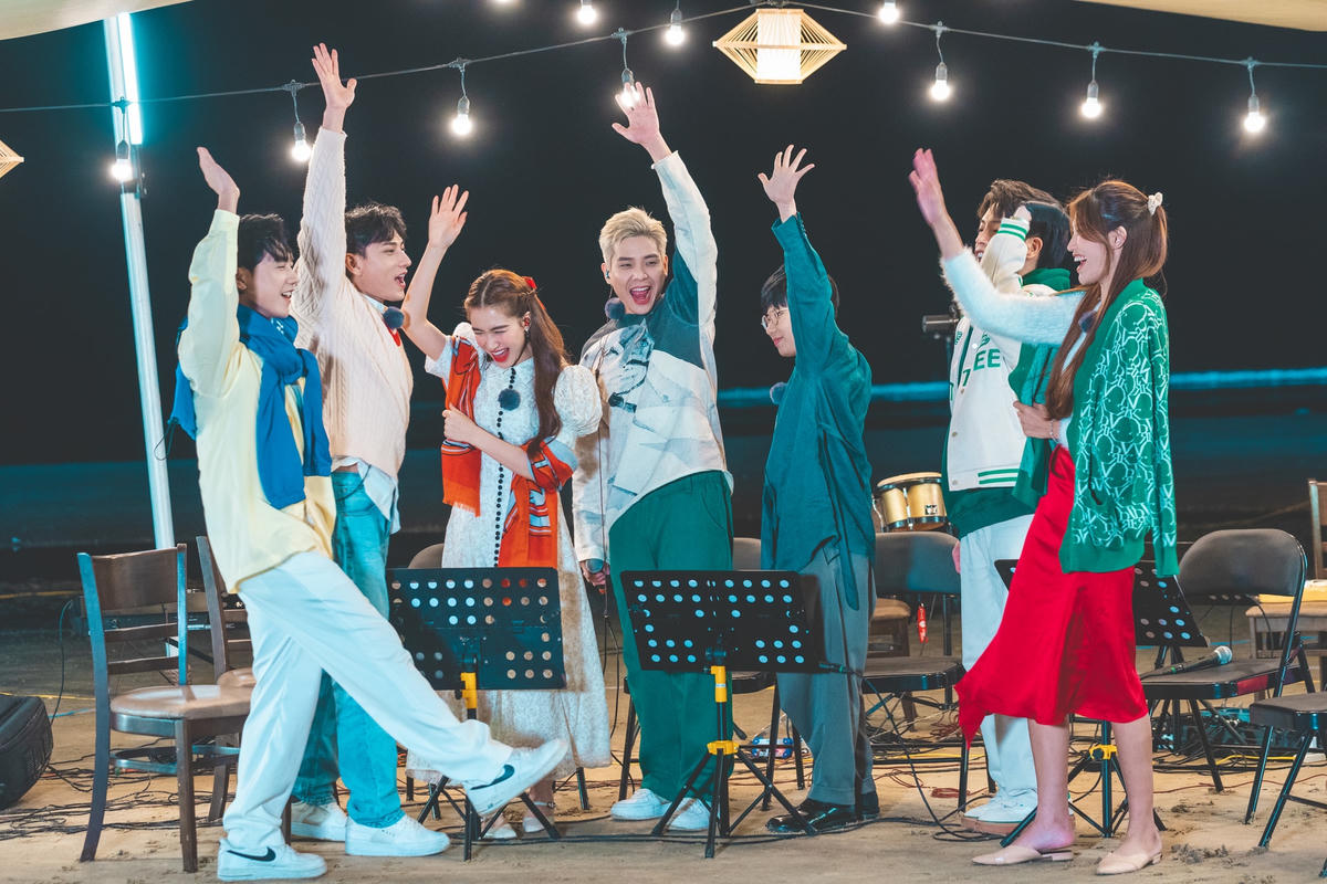 ...nhờ vậy anh nhận ra nhiều tính cách khó ngờ của đồng nghiệp. 