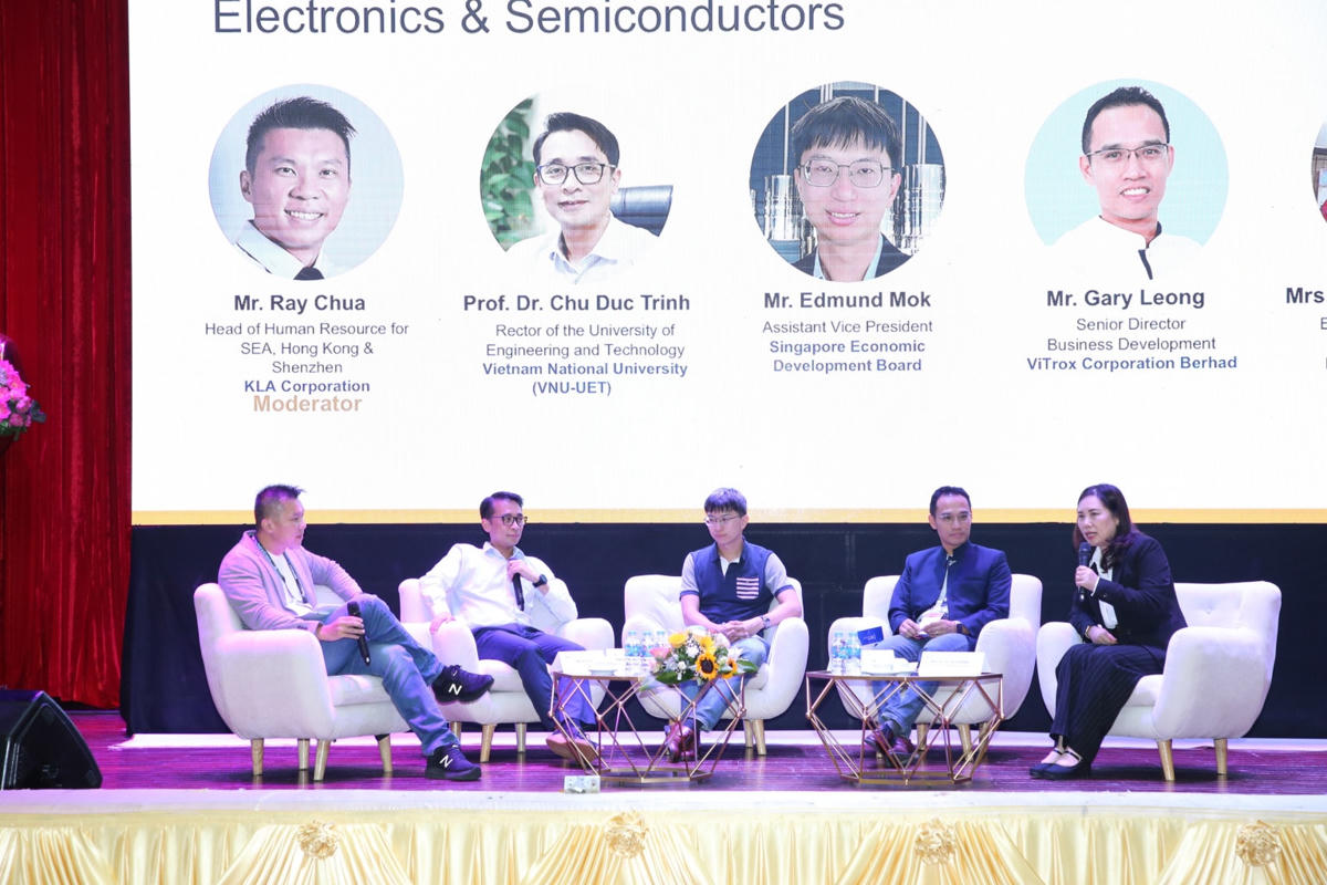 Các đại biểu trao đổi tại diễn đàn.