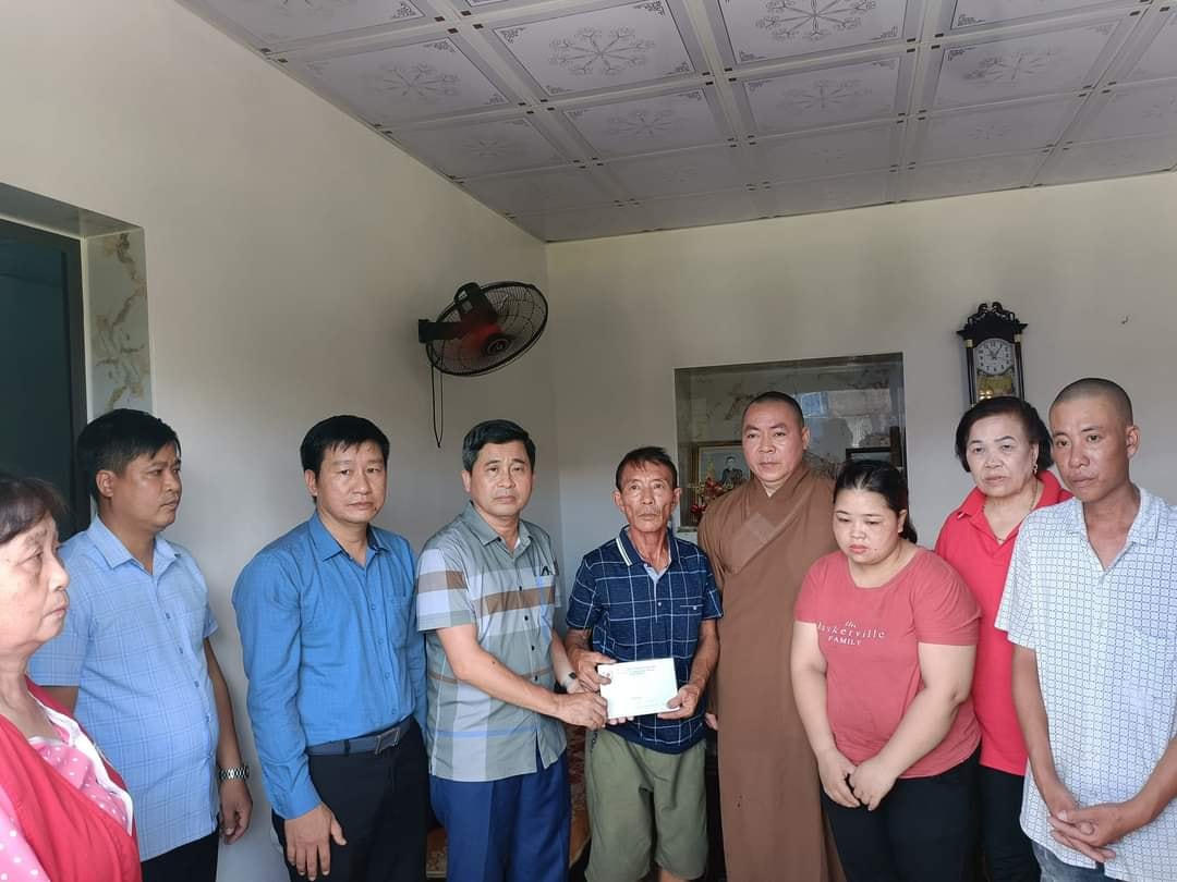 Đoàn cán bộ đại diện Thành ủy TP Nam Định, MTTQ, Hội Chữ thập đỏ, Hội Phật tử chùa Vọng Cung thăm hỏi, trao tiền ủng hộ gia đình chị Mến - người có 2 con gái gặp nạn, tử vong cùng bác ruột (chị Mây).