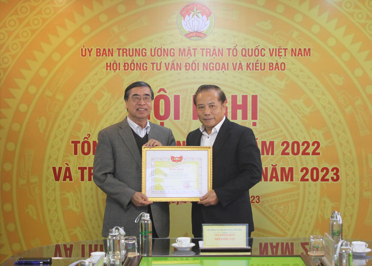 Trao tặng Bằng khen của UBTƯ MTTQ Việt Nam cho ông Trần Đắc Lợi, Chủ nhiệm Hội đồng tư vấn Đối ngoại và Kiều bào có đóng góp xuất sắc cho công tác Mặt trận năm 2022.