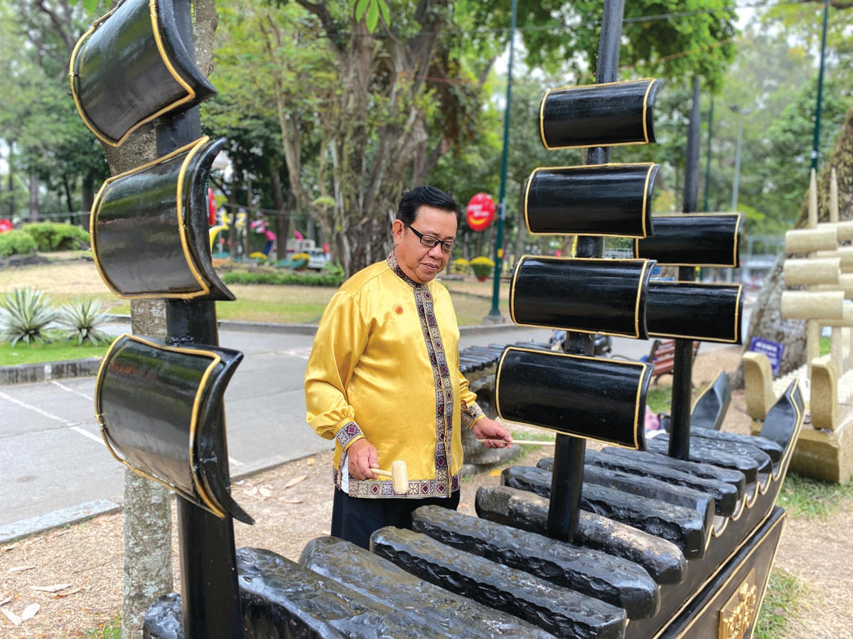 Bộ đàn đá với hình tượng thuyền vượt sóng.  