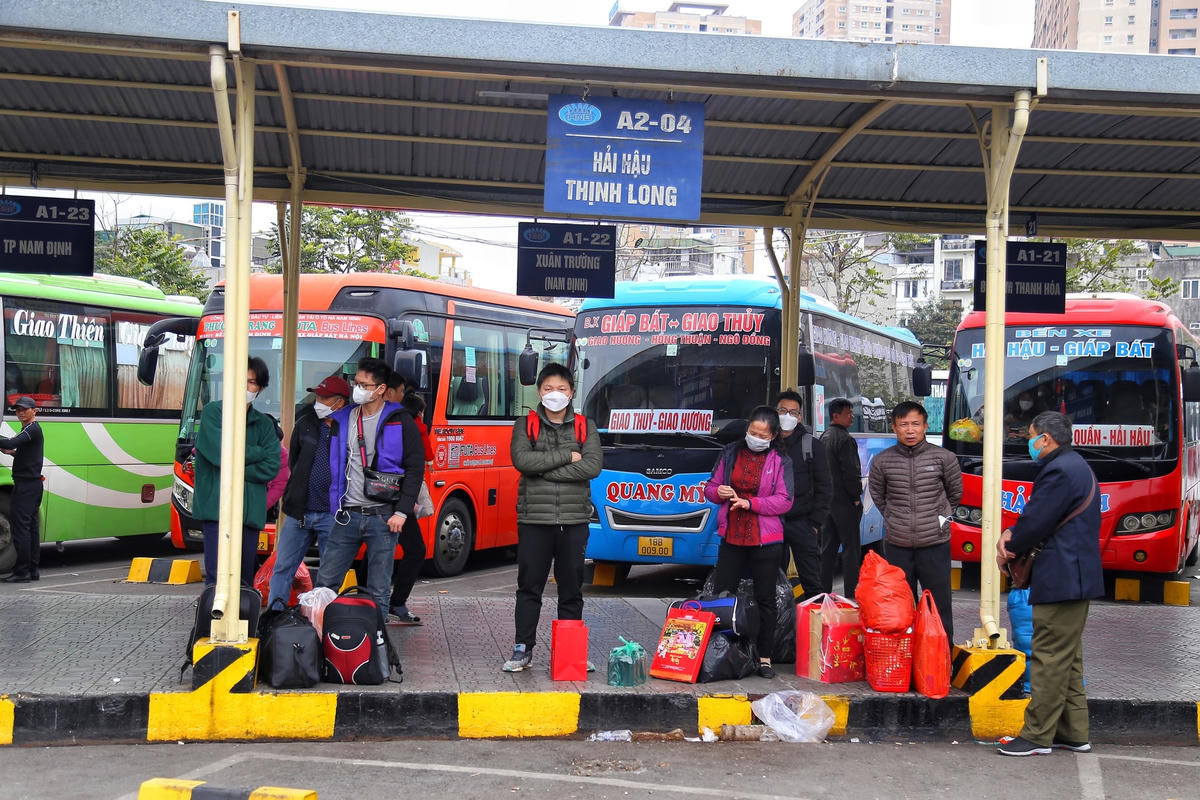 Ông Nguyễn Hoàng Tùng, Giám đốc bến xe Giáp Bát cho biết: “Những ngày cận Tết, Bến xe Giáp Bát đón khoảng 6.000 khách mỗi ngày sử dụng hơn 10 xe tăng cường. Năm nay, bến xe đảm bảo tốt, đầy đủ phương tiện cho người dân về quê ăn Tết. Trong trường hợp hành khách tăng đột biến, chúng tôi đã có những phương án cụ thể để giải tỏa người dân đảm bảo an toàn và thuận lợi”.