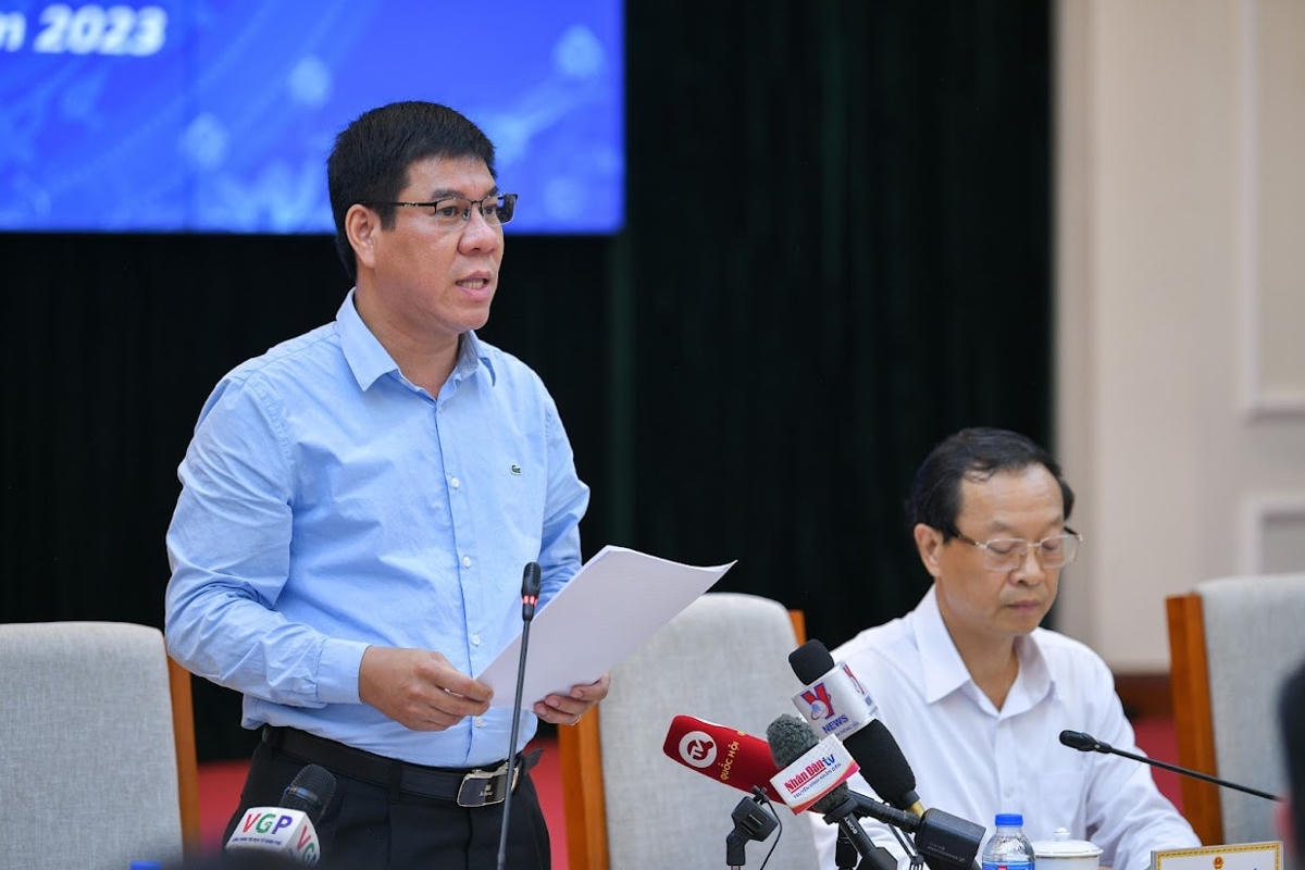 Ông Huỳnh Văn Chương, Cục trưởng Cục Quản lý chất lượng (Bộ GDĐT) thông tin tại họp báo.