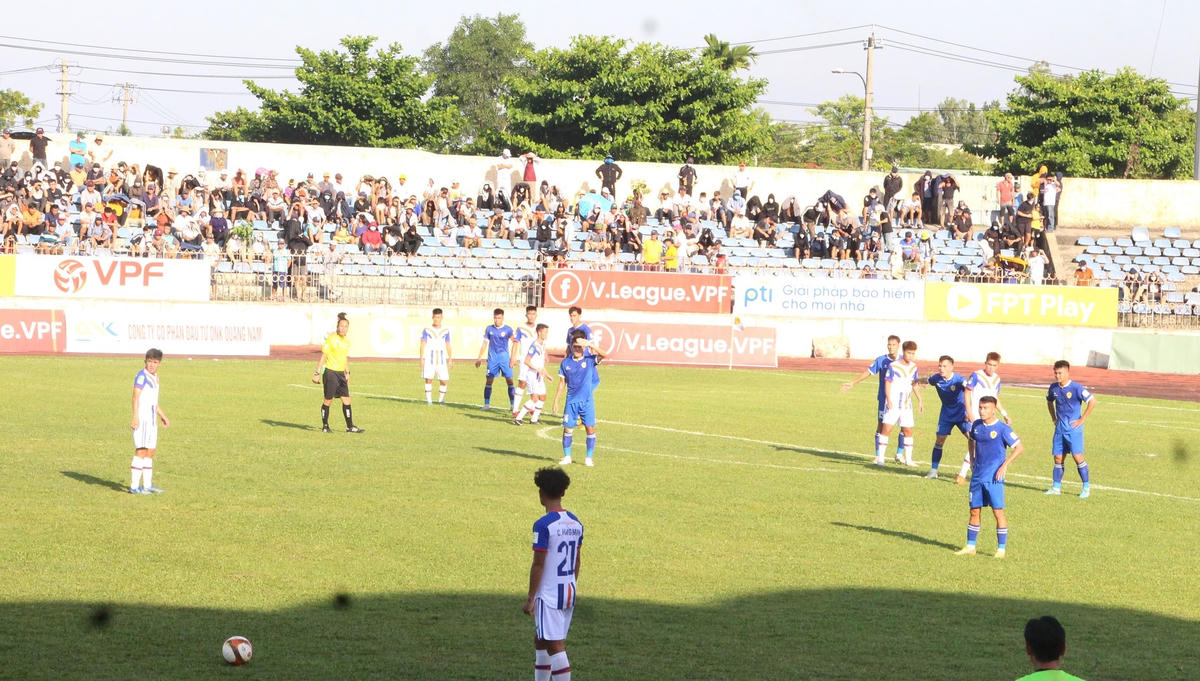 Cầu thủ Bà Rịa Vũng Tàu - CLB Bóng đá Quảng Nam thi đấu.