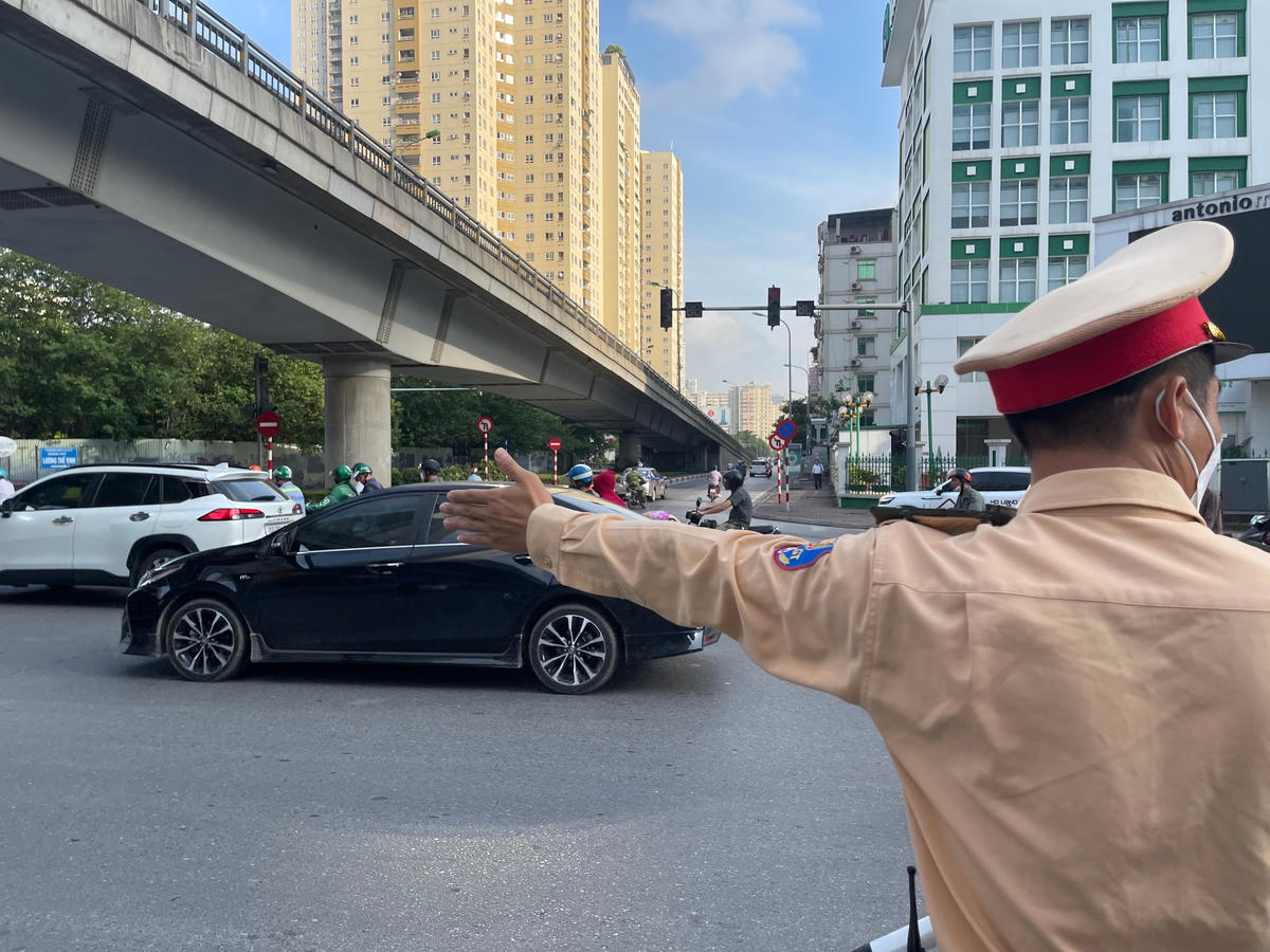 Cảnh sát giao thông đang hướng dẫn phân luồng tại nút giao Trần Duy Hưng - Hoàng Minh Giám - Nguyễn Chánh.