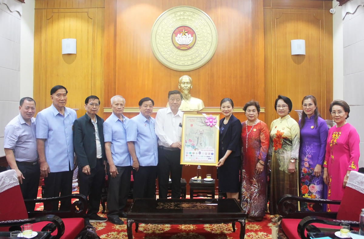 Ông Lương Xuân Hòa tặng tranh lưu niệm cho UBTƯ MTTQ Việt Nam.
