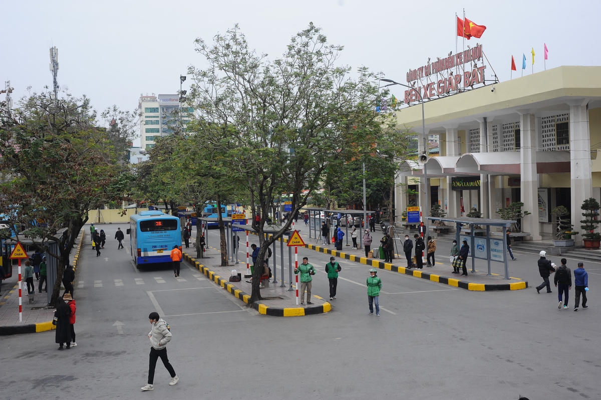 Bến xe Giáp Bát thưa thớt hành khách, bên trong nhà chờ và bãi xe cũng thiếu nhộn nhịp hơn các năm trước.