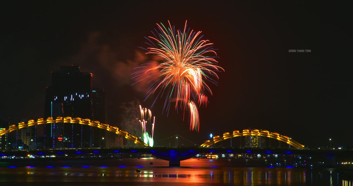 Pháo hoa của đội Ý. Ảnh: Thanh Tùng.