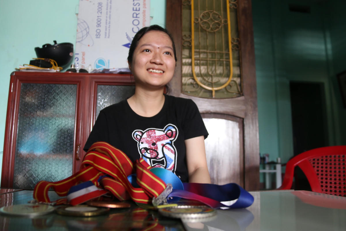 Bảo Trân có khuôn mặt khả ái, nụ cười rạng rỡ, lối nói chuyện tự tin…