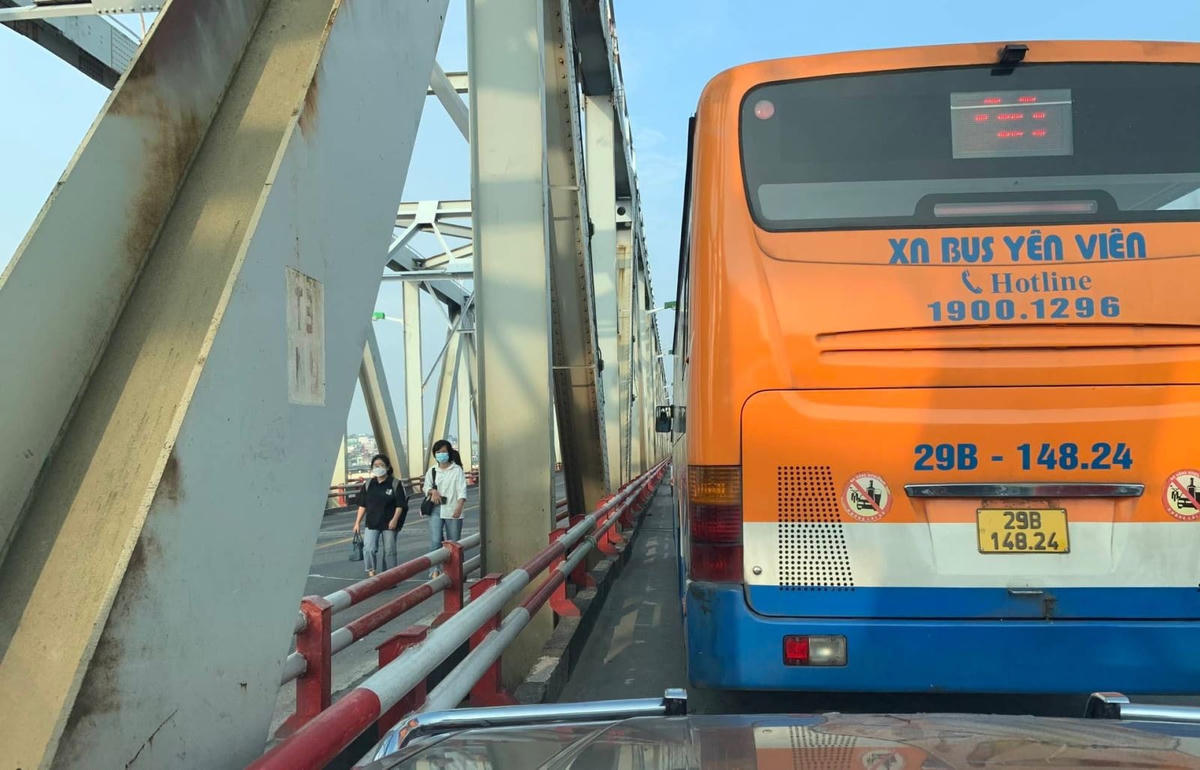 Hà Nội: 5 ô tô đâm nhau trên cầu Chương Dương