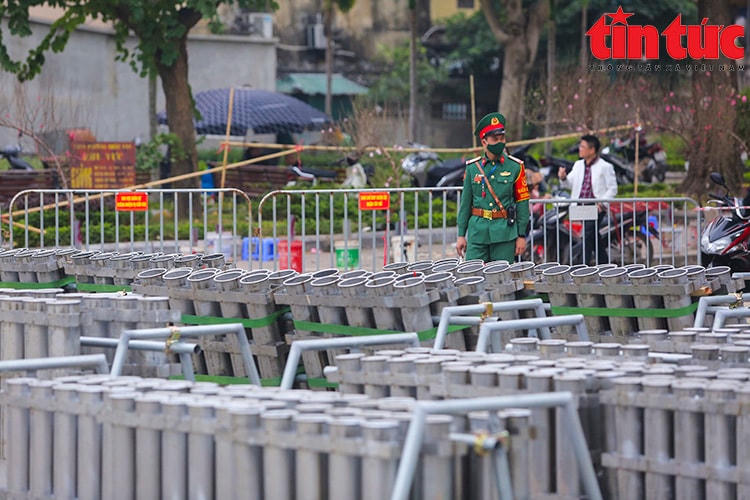 Tại điểm bắn tầm cao tại vườn hoa Lạc Long Quân (quận Tây Hồ, Hà Nội) việc vận chuyển pháo hoa được thực hiện nghiêm ngặt, công tác lắp đặt ống pháo và đấu nối được các cán bộ, chiến sĩ của quân đội thực hiện. 