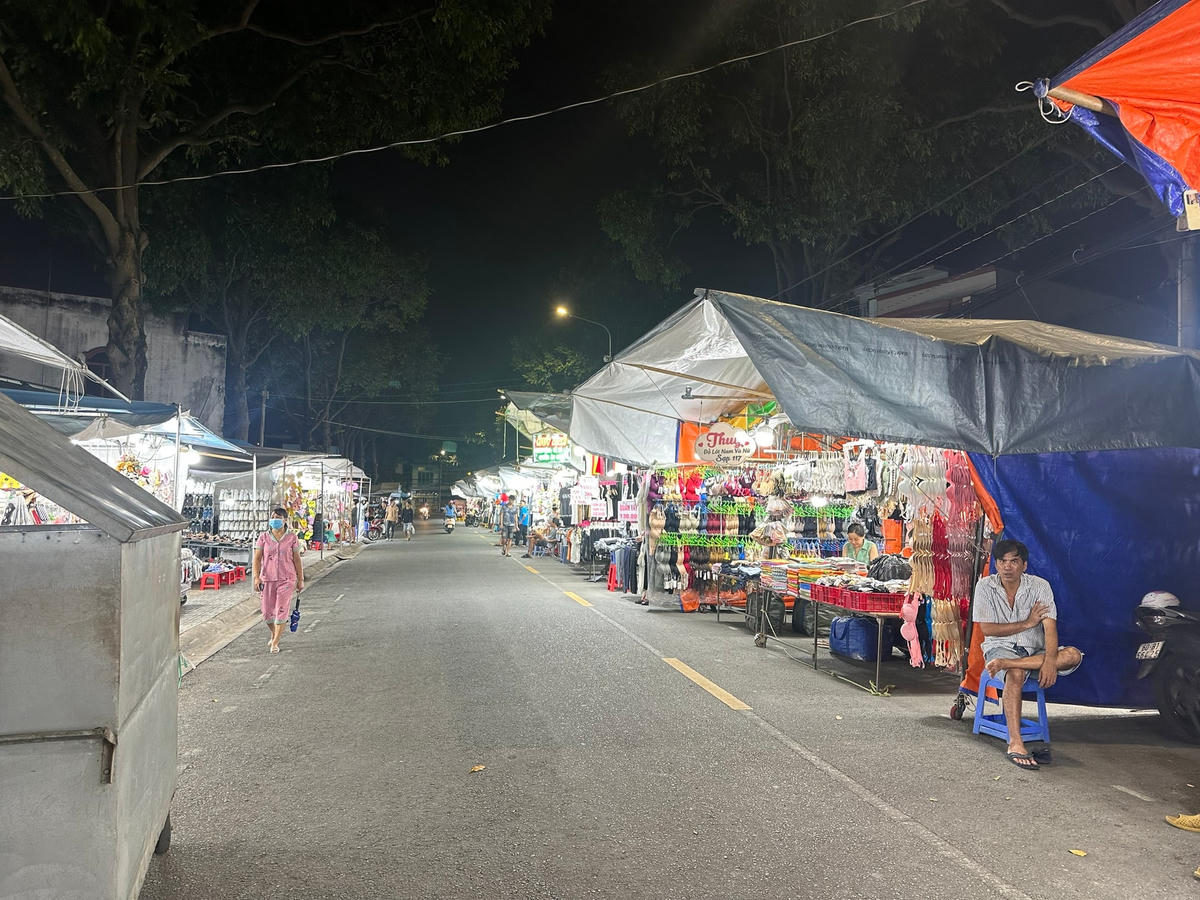 Mặc dù vào giờ cao điểm từ 19h-22h nhưng chợ đêm rất vắng khách. Ảnh: Mạnh Thìn.