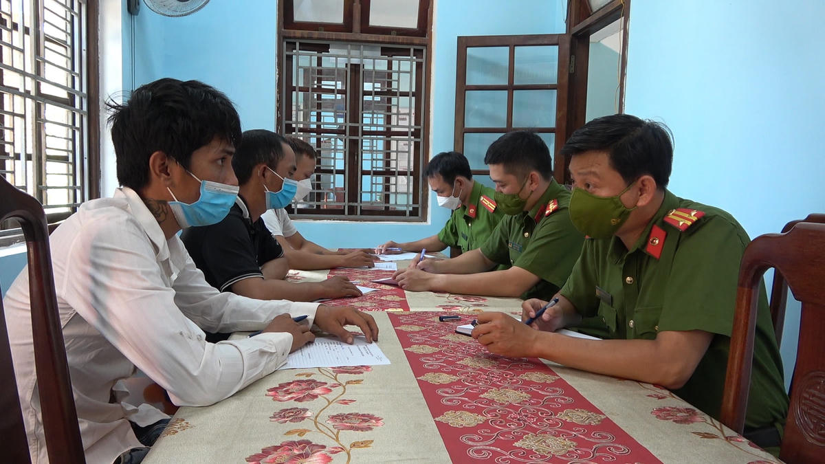 Lực lượng Công an làm việc với các đối tượng. Ảnh: Công Quang.