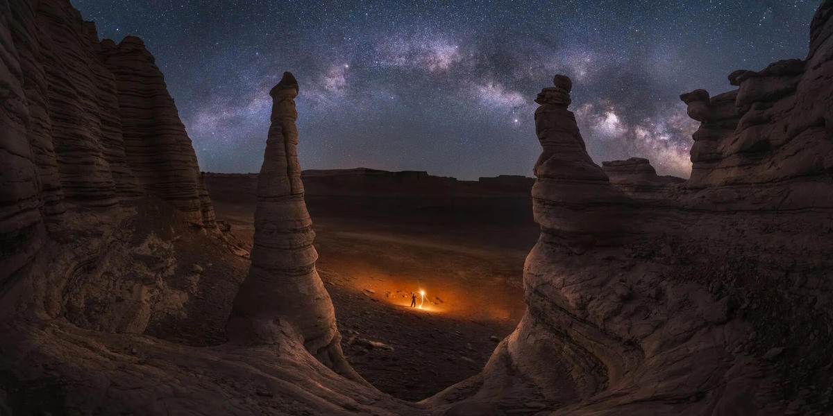 Bức ảnh Lightning the Milky way của nhiếp ảnh gia Trung Quốc Jinyi He chụp tại Tân Cương, Trung Quốc. Ảnh: The Guardian.