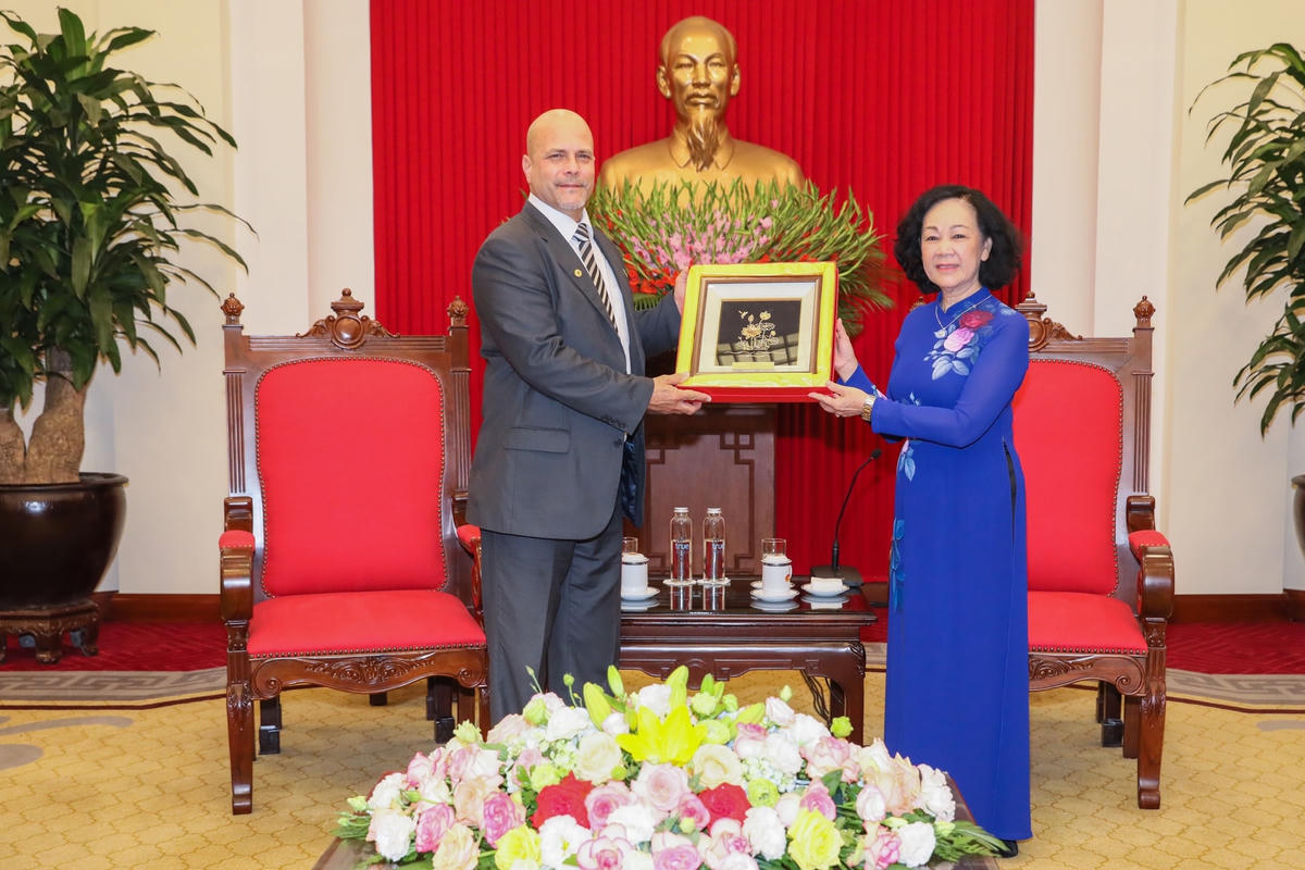 Thường trực Ban Bí thư Trương Thị Mai tặng quà lưu niệm ông Gerardo Hernandez Nordelo, Chủ tịch Uỷ ban Bảo vệ Cách mạng Cuba.