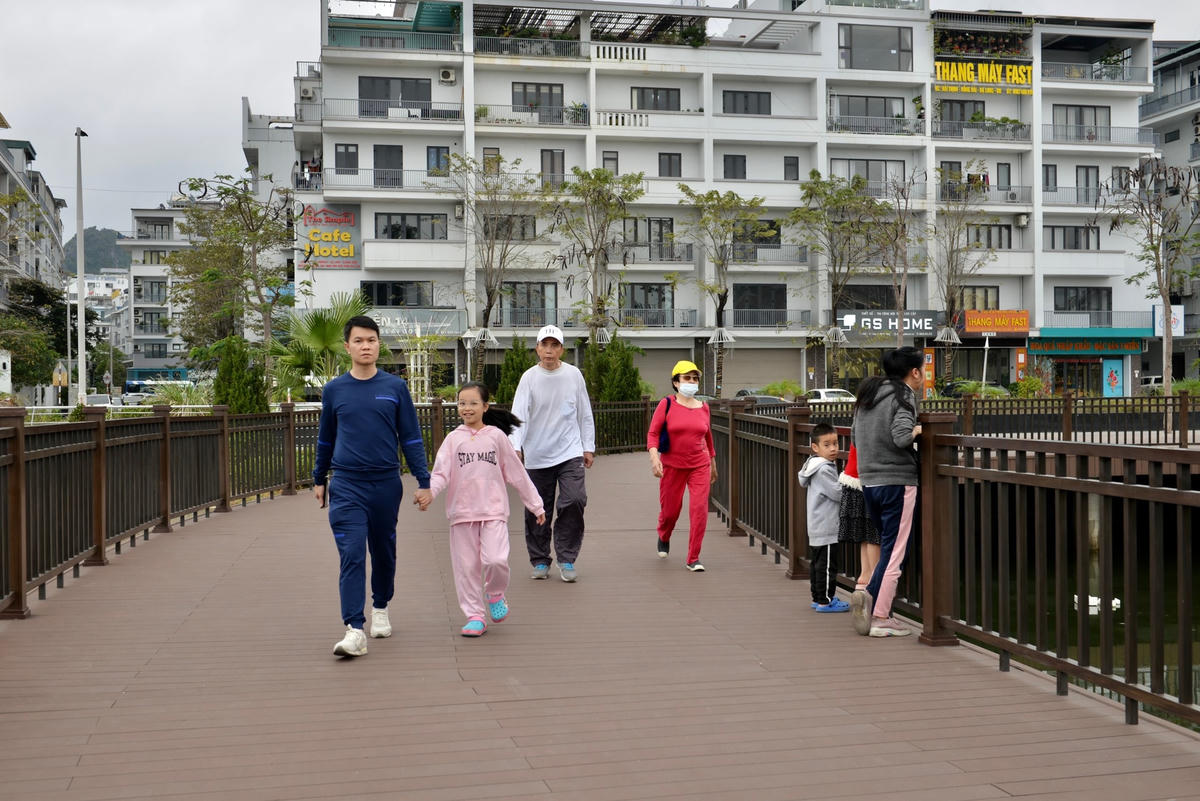 Sau khi được đưa vào sử dụng, nhiều người dân đã đến hồ Hải Thịnh để tham quan, tản bộ và “check in” tại cây cầu này.