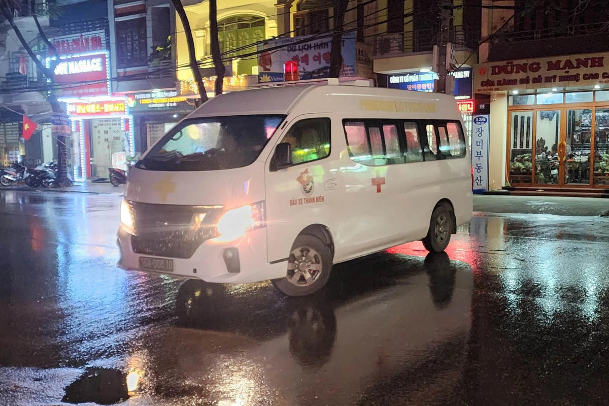 Xe cứu thương tới hiện trường để đưa thi thể các nạn nhân ra ngoài (Ảnh: Lê Hoài/Dân Trí).
