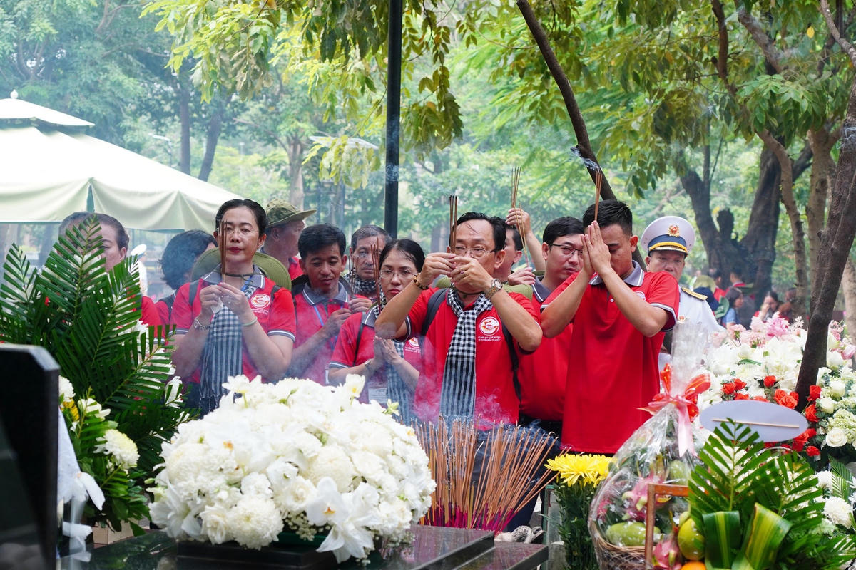 Đoàn đại biểu TPHCM dâng hương tại nghĩa trang Hàng Dương.