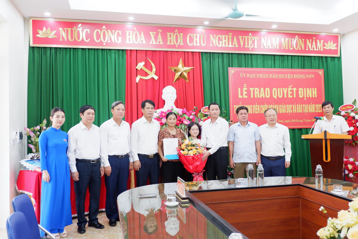 Lãnh đạo tỉnh Thanh Hóa, lãnh đạo huyện Đông Sơn trao hoa và quyết định đặc cách cho cô giáo Lê Thị Thắm.