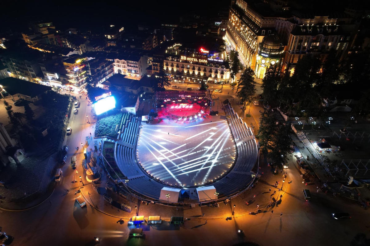 Sân Quần trung tâm thị xã sẽ là sân khấu hiện đại nơi diễn ra tiết mục “Vũ điệu dưới trăng”.