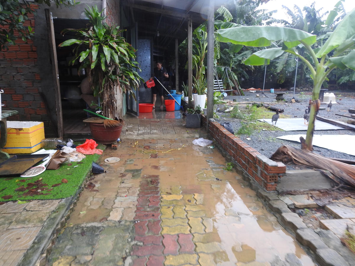 Người dân phường Hòa Khánh Nam, quận Liên Chiểu dọn dẹp nhà cửa ngay sau khi nước rút chiều 15/10. Ảnh: Thanh Tùng.