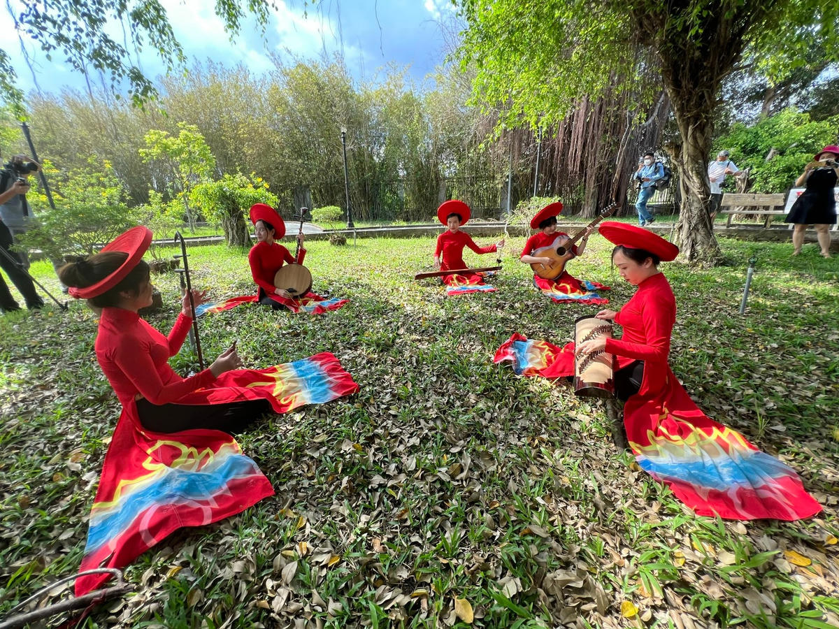 Phát huy giá trị nghệ thuật bản Dạ cổ hoài lang và nghệ thuật sân khấu cải lương, tỉnh Bạc Liêu đã khai thác và sử dụng nghệ thuật đờn ca tài tử gắn với phát triển du lịch một cách hiệu quả.