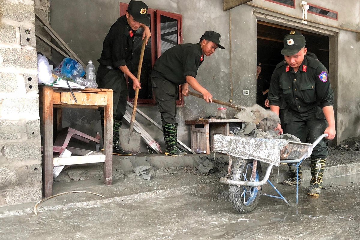 Lớp bùn tràn vào trong nhà dân dày khoảng 20 cm.