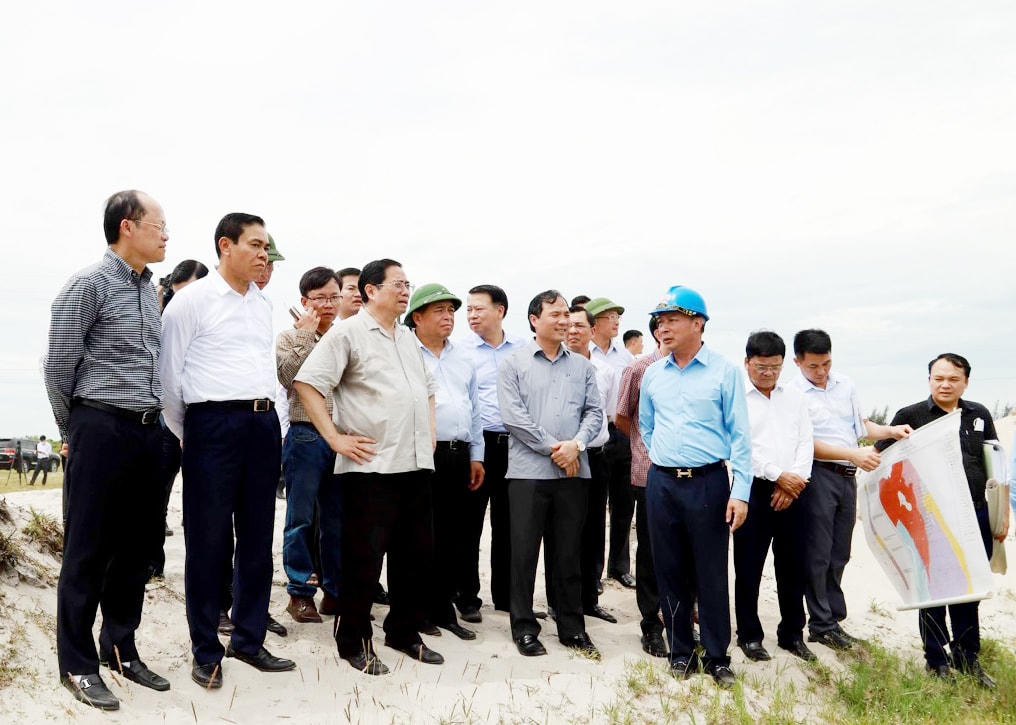 Trong chuyến công tác tại Hà Tĩnh, Thủ tướng Chính phủ Phạm Minh Chính đã có buổi khảo sát thực trạng mỏ sắt Thạch Khê.