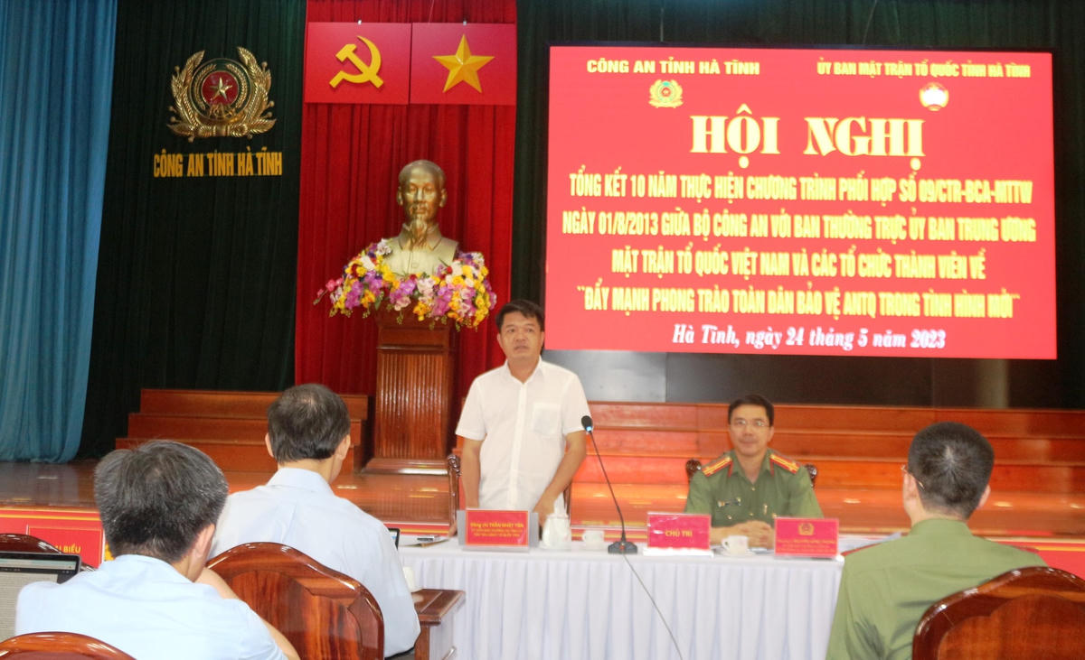 Thượng tá Nguyễn Hồng Phong, Giám đốc Công an tỉnh; Chủ tịch Ủy ban MTTQ Việt Nam tỉnh Hà Tĩnh Trần Nhật Tân chủ trì hội nghị.