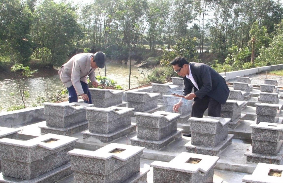Hội Người Cao tuổi thắp hương và chăm sóc các ngôi mộ vô chủ. Ảnh: Thanh Hà.