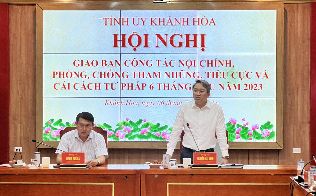  Ông Nguyễn Hải Ninh, Bí thư Tỉnh ủy, Trưởng ban Chỉ đạo phòng, chống tham nhũng, tiêu cực tỉnh Khánh Hòa, phát biểu tại hội nghị.